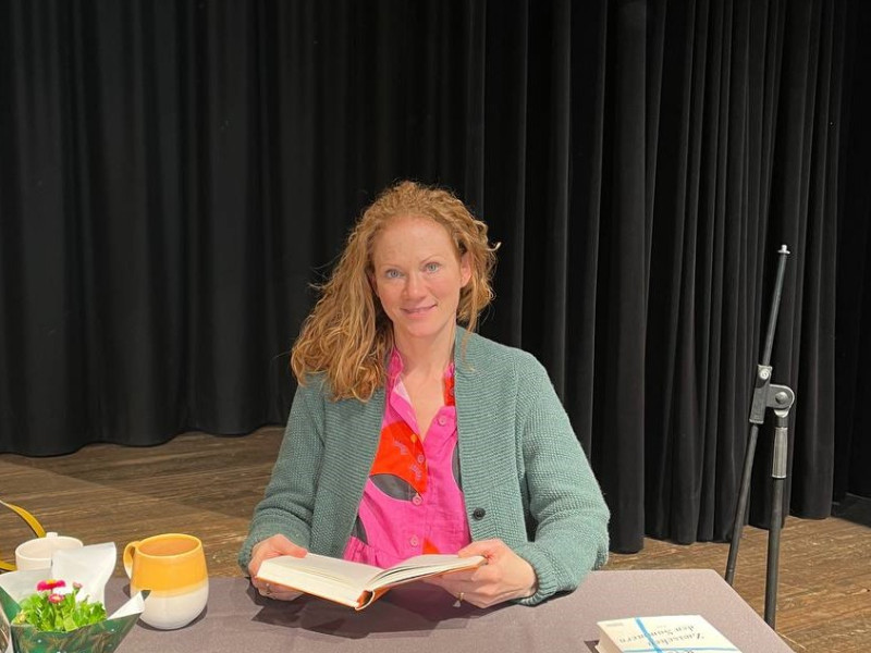 Alexa Hennig von Lange liest an der Elsa