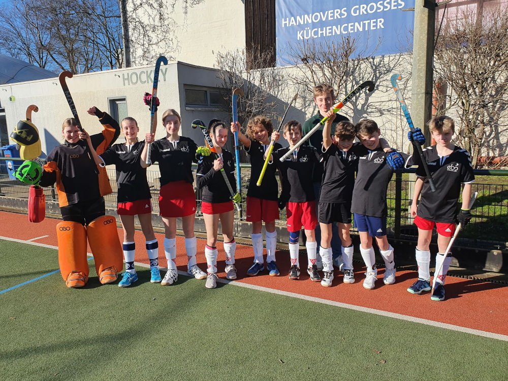 Die Hockeymannschaft der Elsa-Brändström-Schule Hannover jubelt