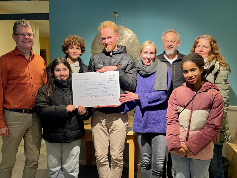 Doppelte Spendenübergabe an das Teen Spirit Island