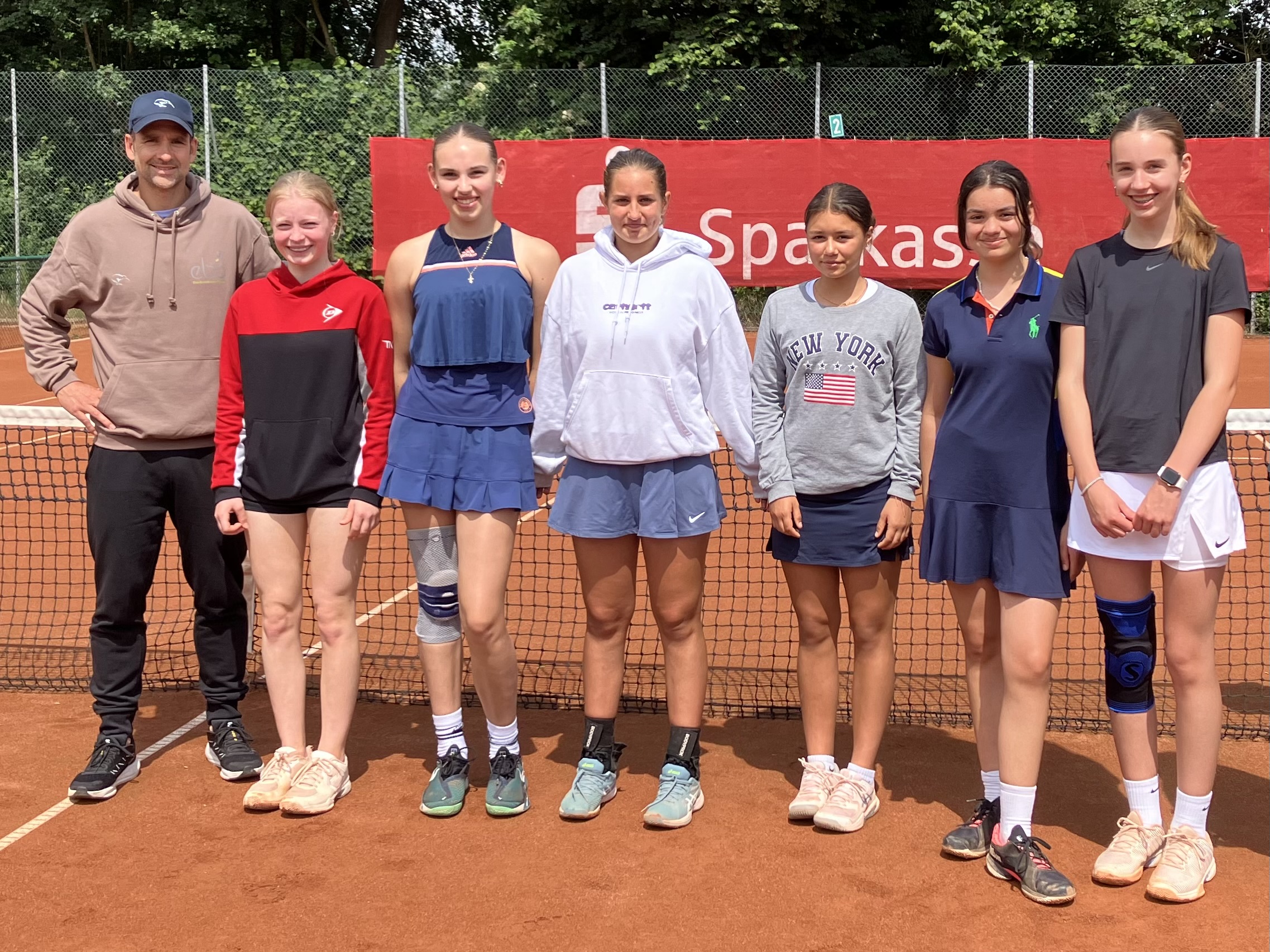 Das Elsa-Team von rechts nach links: Elene Lavrjina, Mabelle Kiefer, Melina Werner, Eleanna Moschovakis, Arina Braier, Laura Glende, Nicolas Kiefer (Coach).