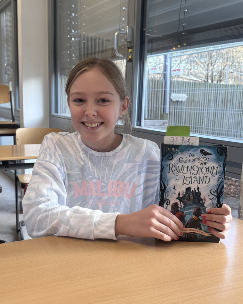 Gro&szlig;er Auftritt des Jahrgangs 6 --- Vorlesewettbewerb 2025