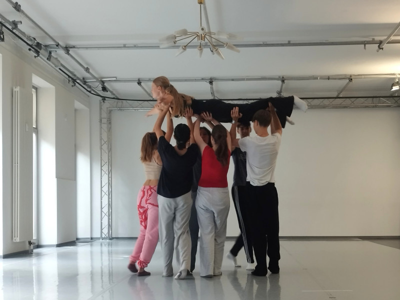 Klasse 11F tanzt sich in die Moderne