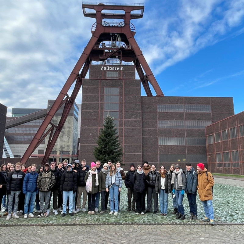 Eine Gruppe Schüler steht vor der zeche Zollverein