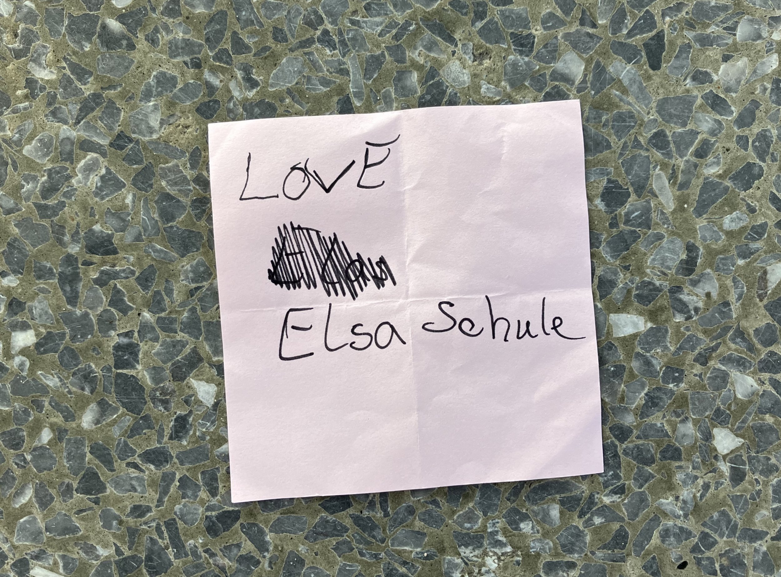 Zettel mit der Aufschrift Love Elsa Schule